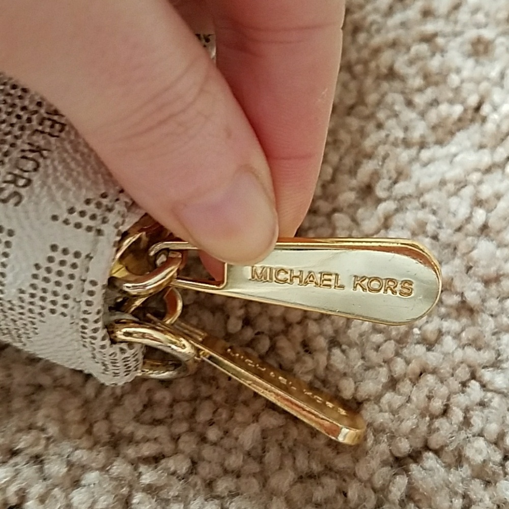 Large Michael Kors clutch/wallet - Picture 6 of 7